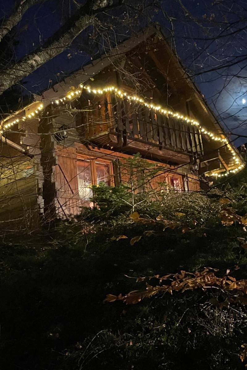 Le chalet est chaleureusement décoré pour la période de l’Avent et des fêtes de fin d’année.