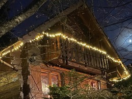 Le chalet est chaleureusement décoré pour la période de l’Avent et des fêtes de fin d’année.