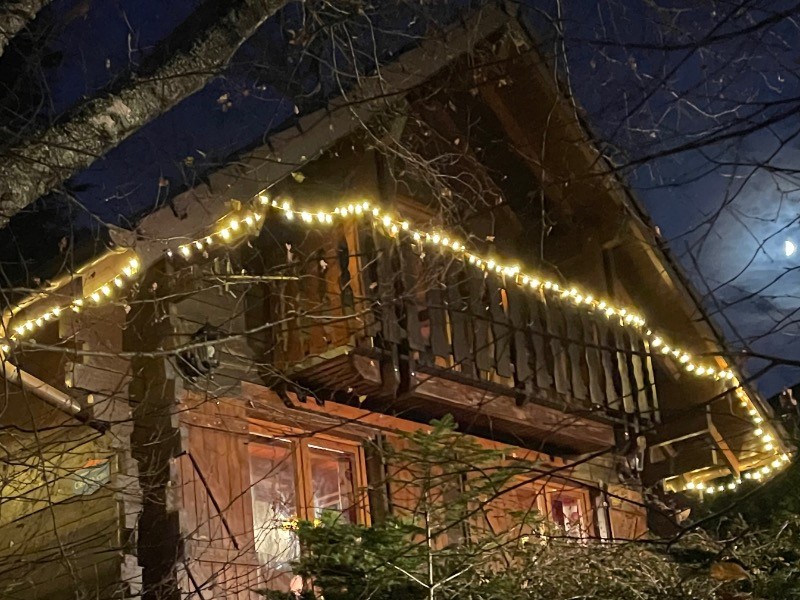 Le chalet est chaleureusement décoré pour la période de l’Avent et des fêtes de fin d’année.
