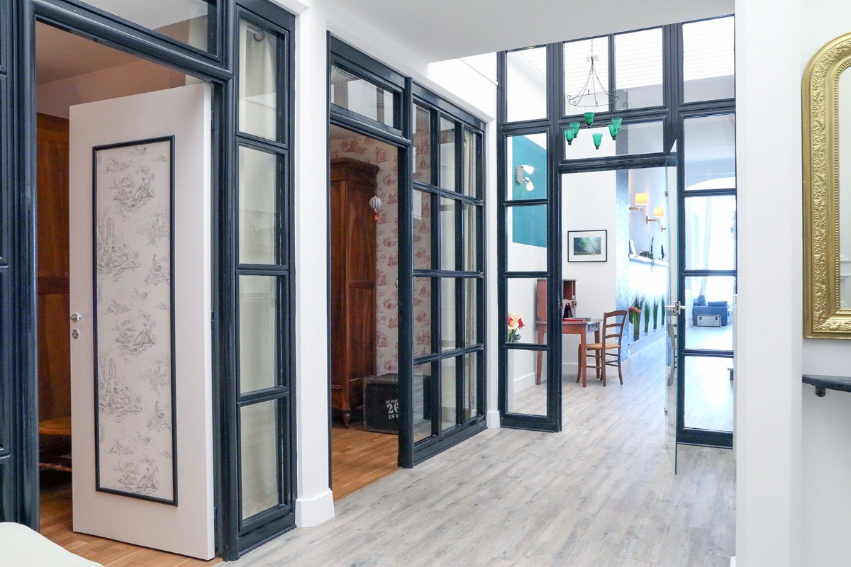 Hall d'entrée, accès vers les 2 chambres du RDC