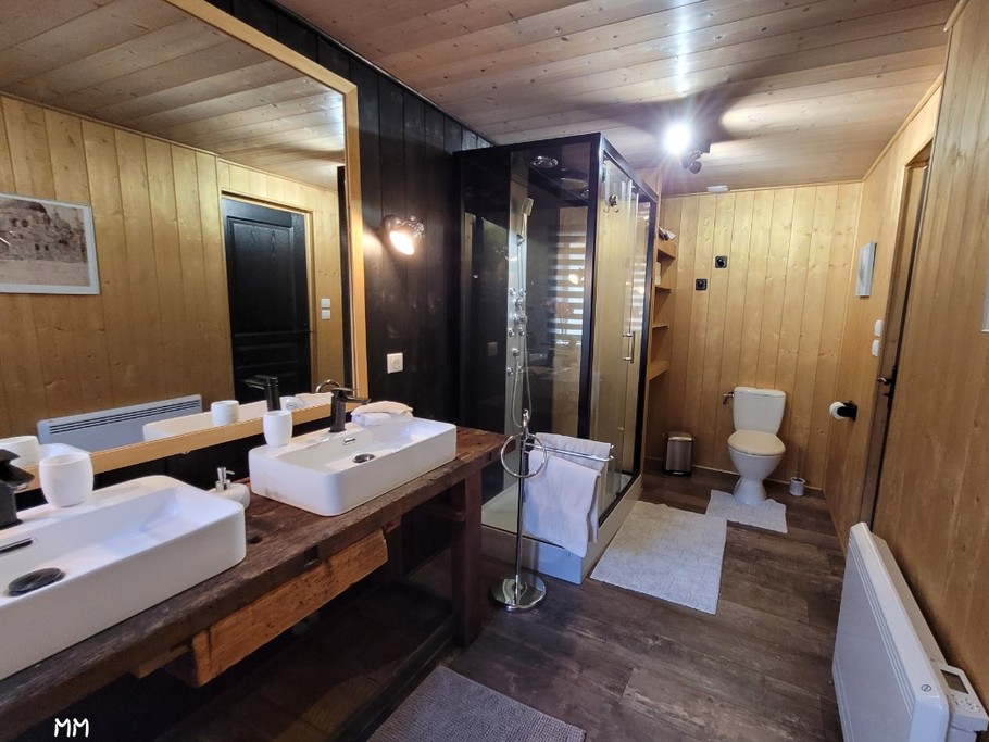 La spacieuse salle d'eau