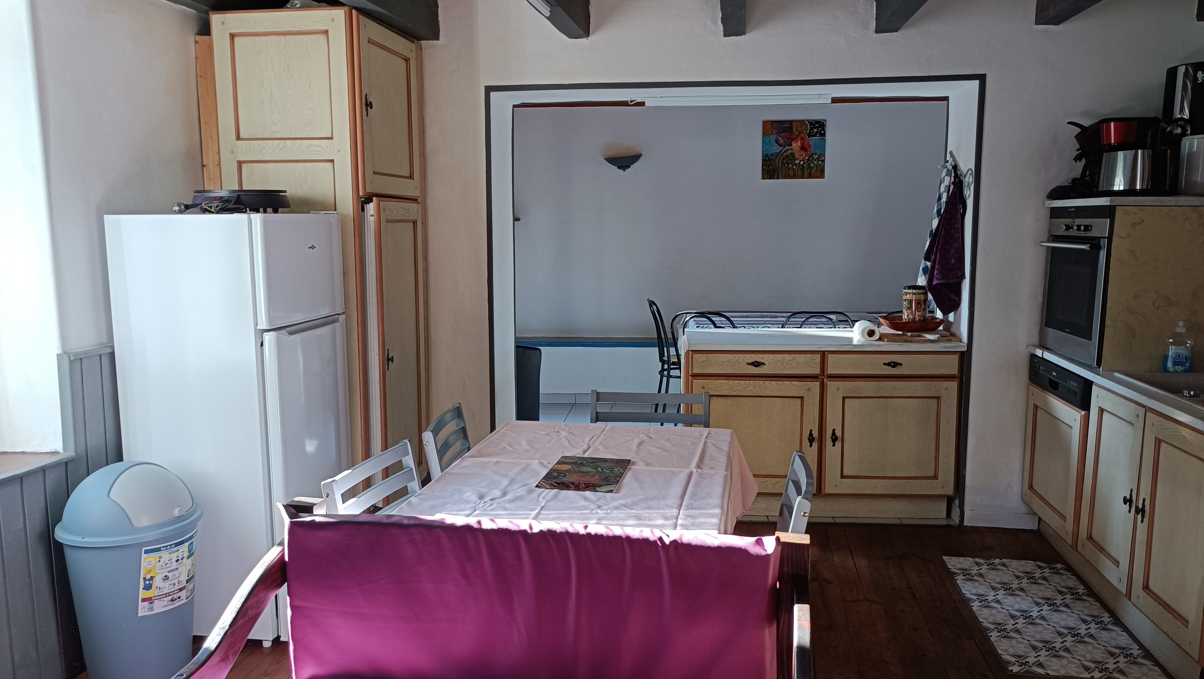 "Chez Guéguette" à Saint Jean Saint Gervais : la cuisine donnant sur la salle à manger