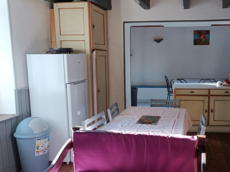 "Chez Guéguette" à Saint Jean Saint Gervais : la cuisine donnant sur la salle à manger