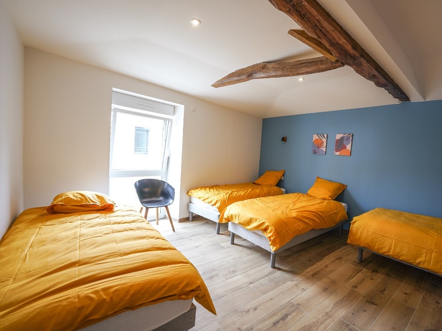 Chambre Jalles à l'étage - 4 lits 90*200 avec un grand placard