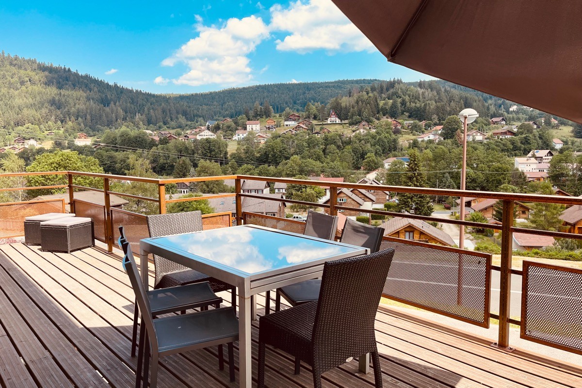 Terrasse en bois sur pilotis, accès depuis le salon