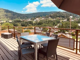 Terrasse en bois sur pilotis, accès depuis le salon