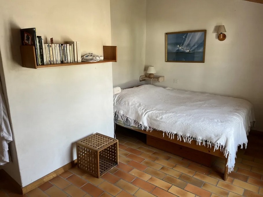 Bedroom 2: 140 cm bed