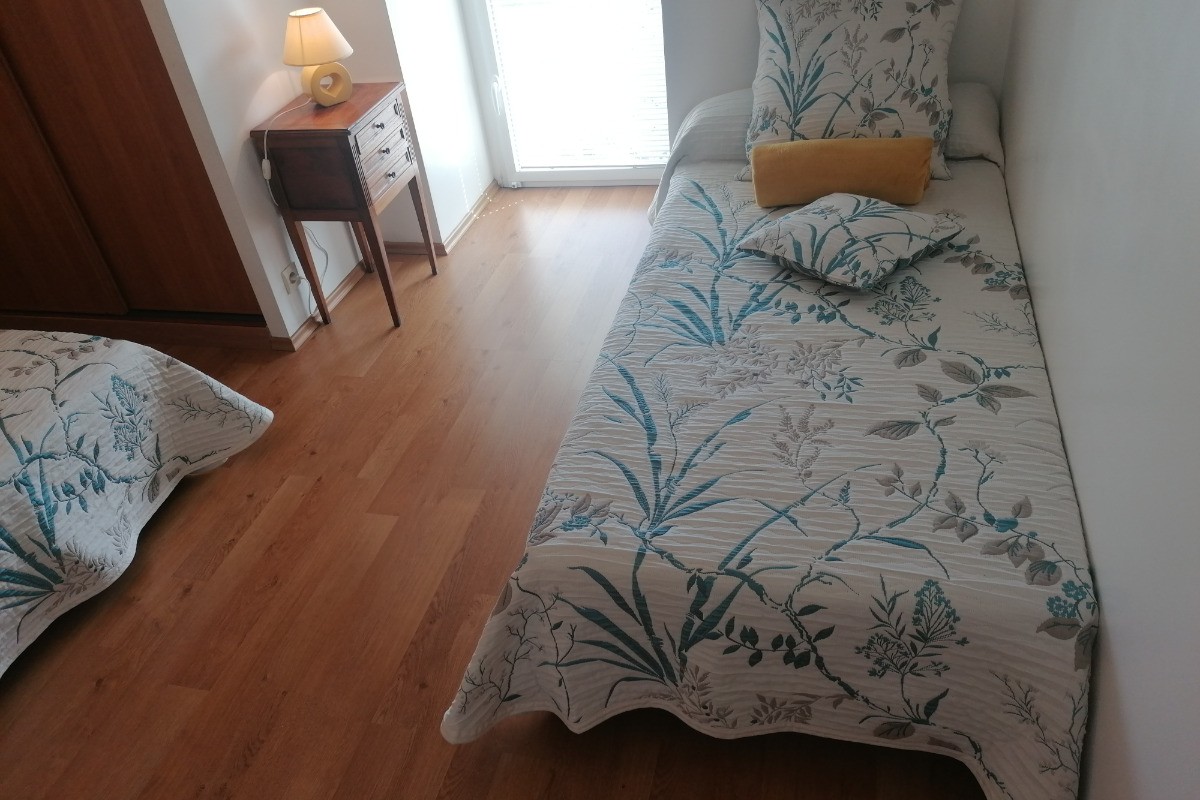 ROZAVEL: Lit d'une personne en 90cm dans la chambre à 2 lits, éclairée par la lucarne d'origine.