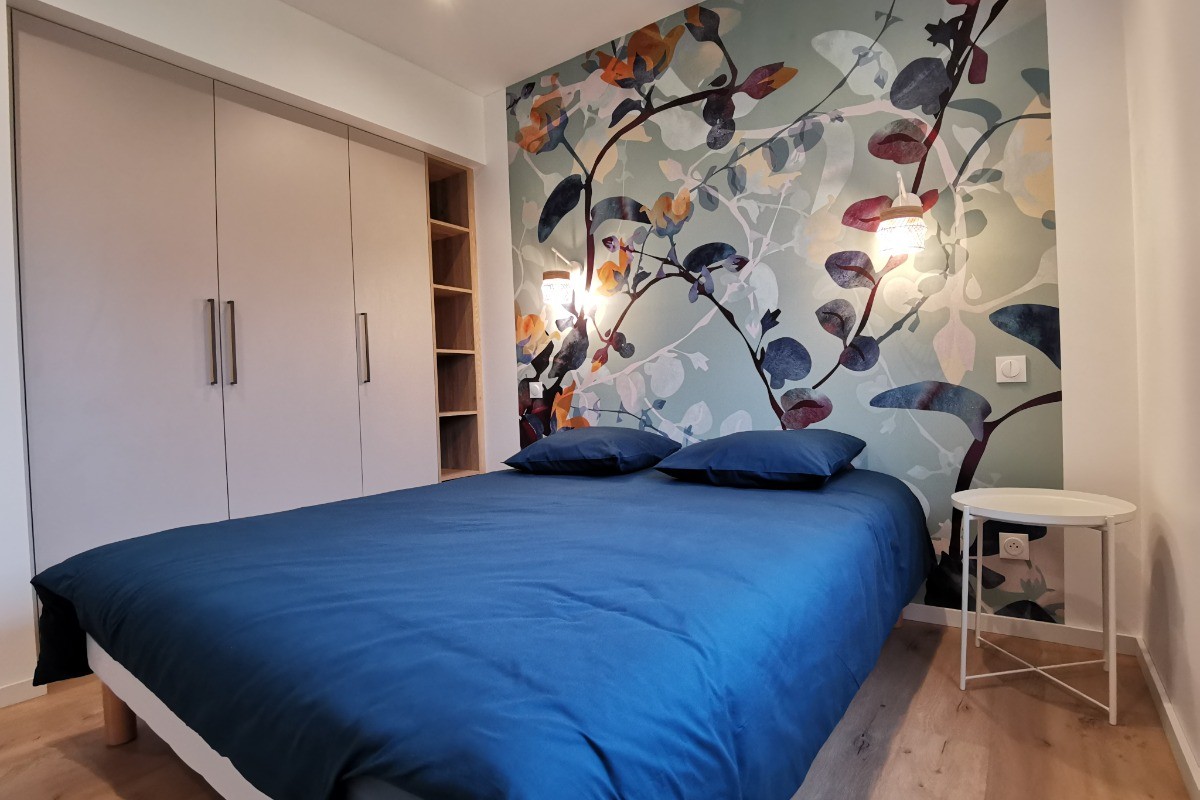 Chambre 2 avec lit 160 et placard penderie