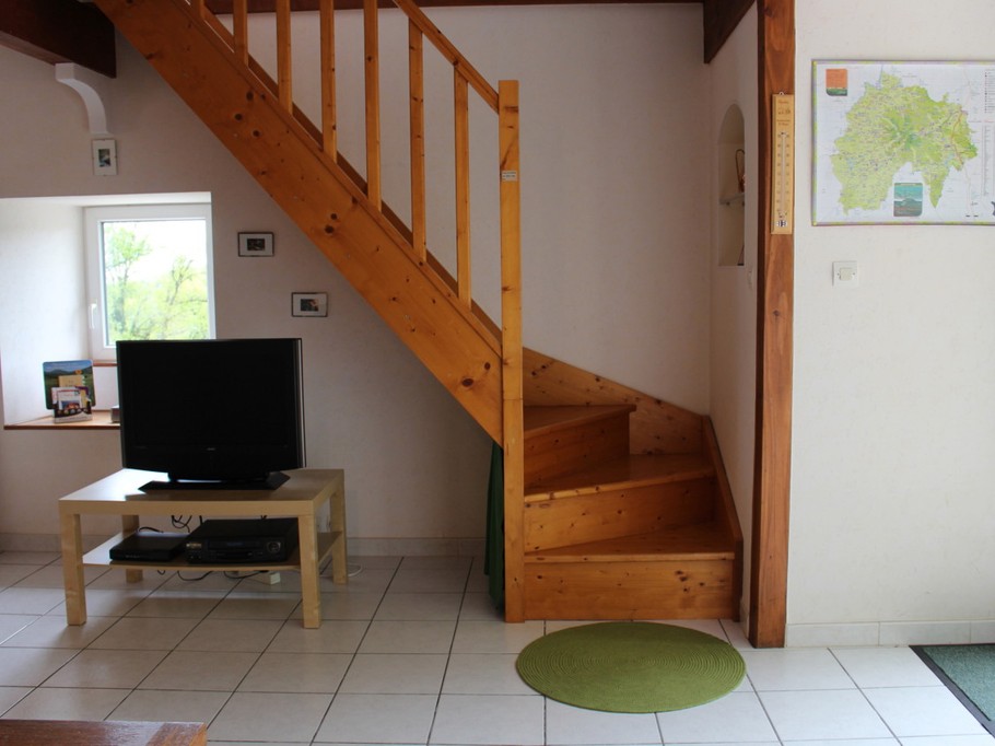 Accès aux chambres et à la salle de bain par un escalier en bois