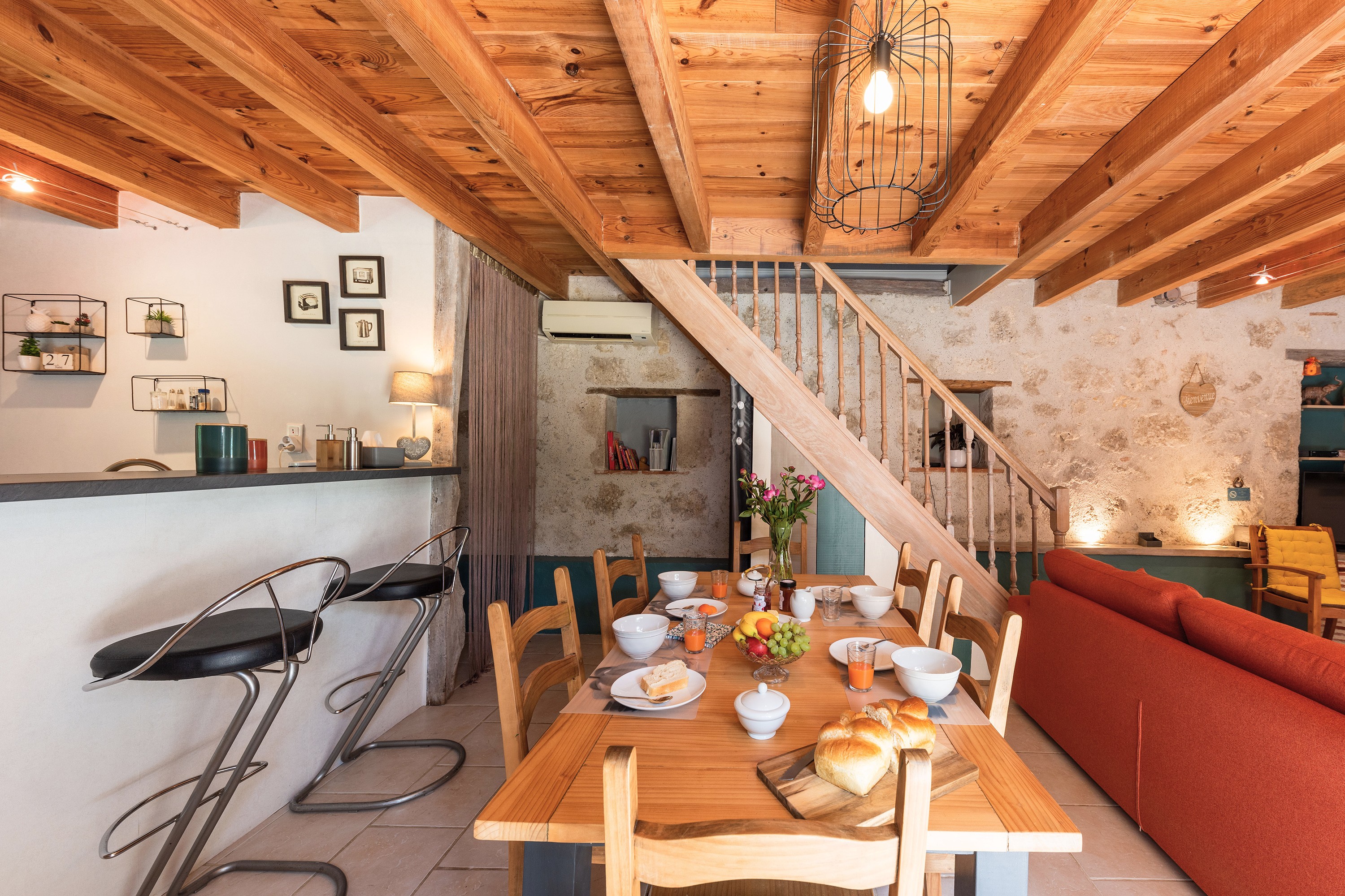 La salle à manger : la table est prête pour un petit déjeuner gourmand !