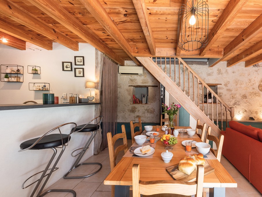La salle à manger : la table est prête pour un petit déjeuner gourmand !