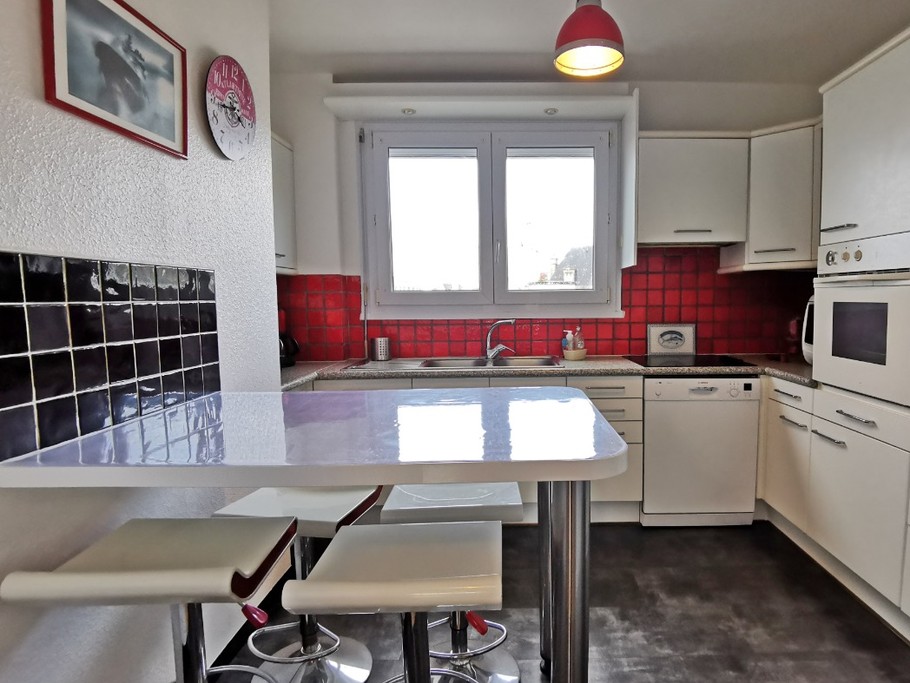 Cuisine indépendante équipée (lave vaisselle - plaque 4 feux - four micro onde - four traditionnel)