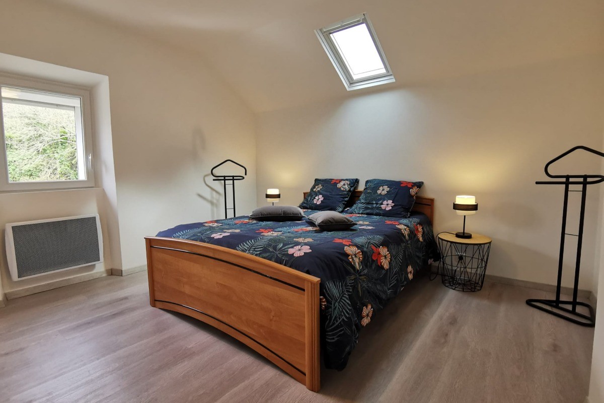 A l'étage une chambre avec un lit 140