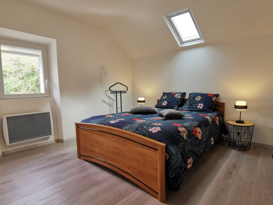 A l'étage une chambre avec un lit 140