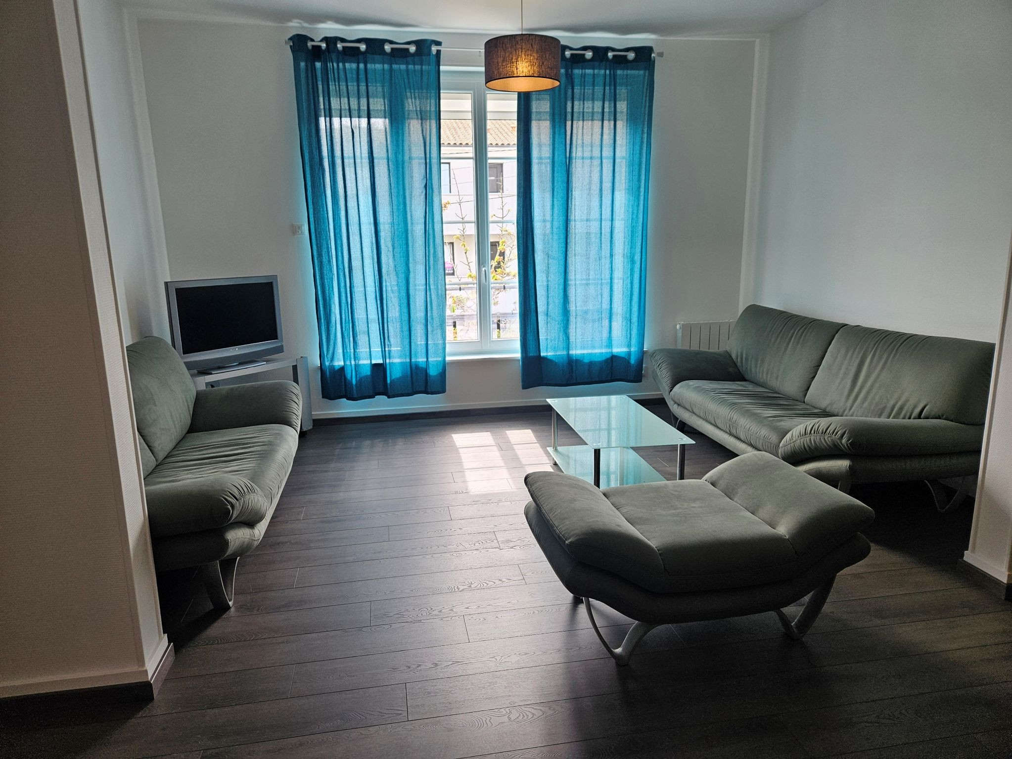 Grande pièce lumineuse salon et séjour dans l'appartement Prunelle à Royan en Charente maritime