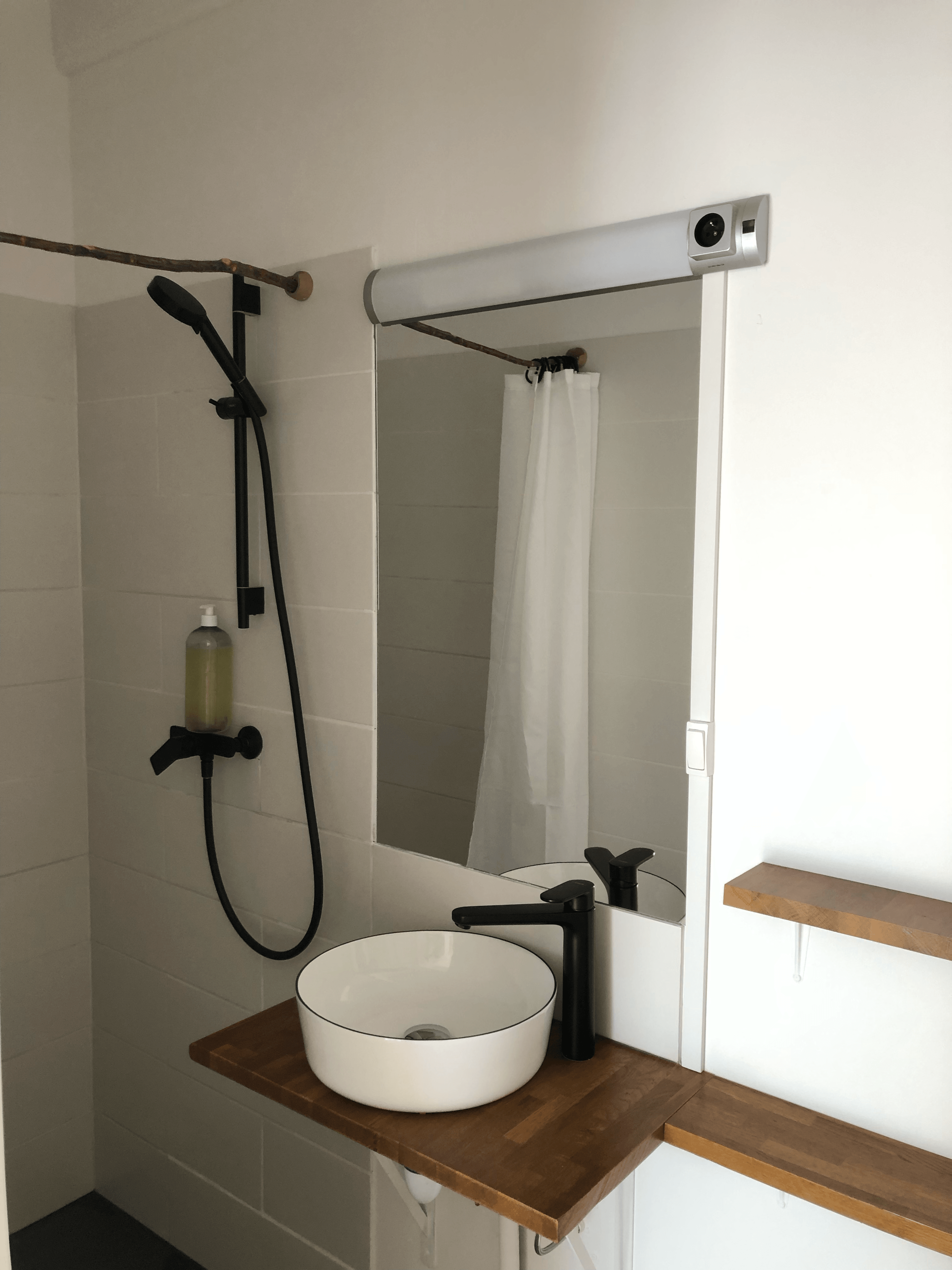 Cabinet de toilette avec douche