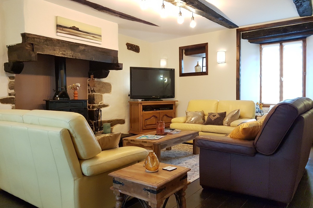 Grand salon indépendant avec poêle à bois, TV connectée, lecteur DVD et DVD