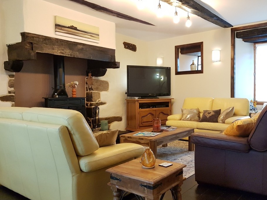 Grand salon indépendant avec poêle à bois, TV connectée, lecteur DVD et DVD