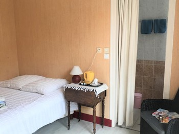 Chambre avec un lit en 140