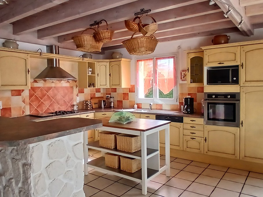 Gîte "Aupredubois", Saint Ours les Roches, Puy de Dôme, Cuisine