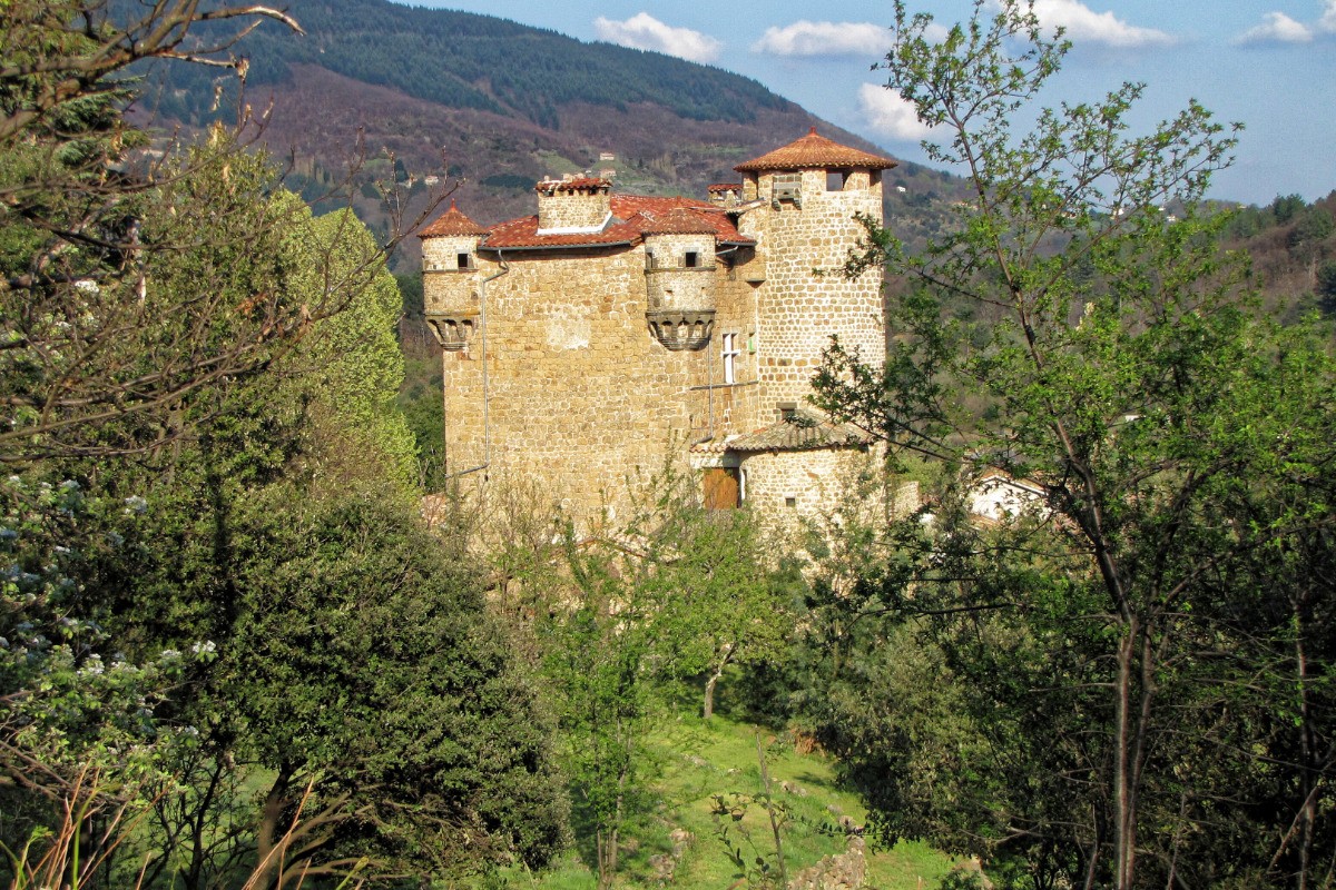 un des trois châteaux de Meyras
