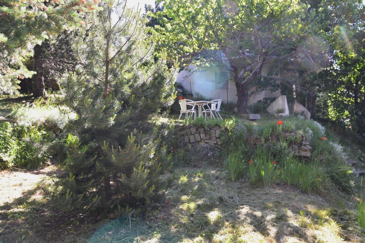 Jardin à l'arrière de la résidence