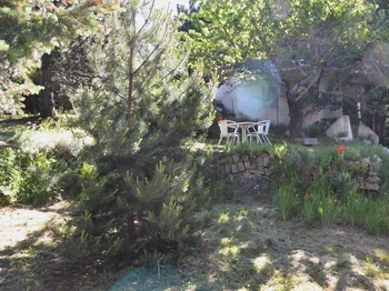 Jardin à l'arrière de la résidence