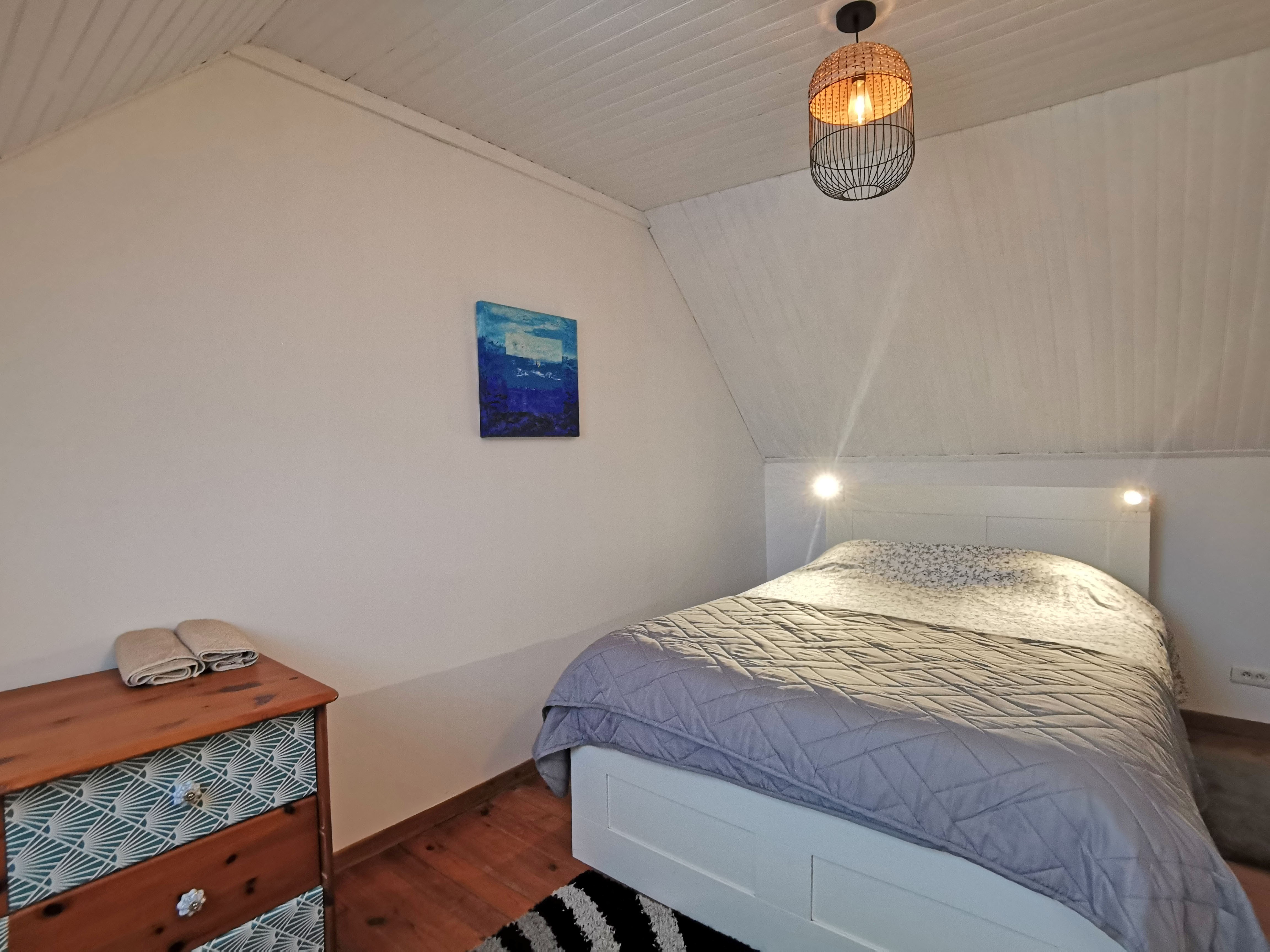 A l'étage, une chambre avec 1 lit 140