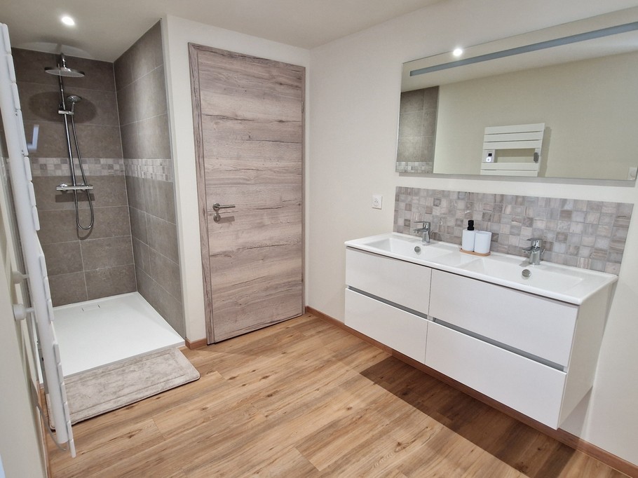 Shower room open onto bedroom 1 - Gîte de la Forêt