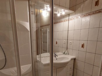 Salle d'eau privative avec douche dans la maison d'hôtes proche de Saint-Flour