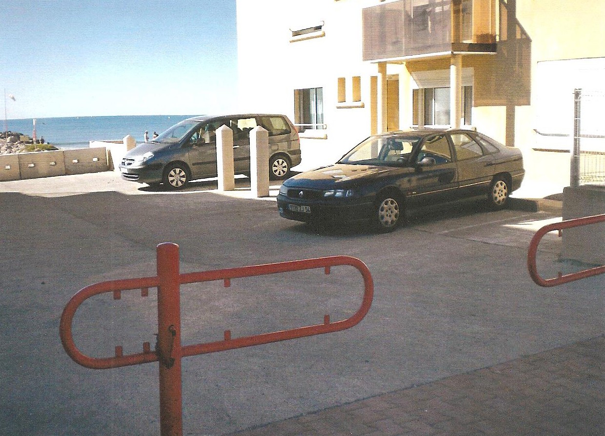 Parking privé inclus pour stationner facilement pendant vos vacances dans l’Hérault