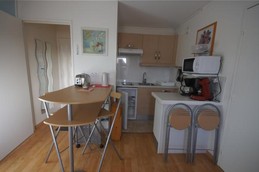 la cuisine bien aménagée avec tous le nécessaire pour 4 personnes et 1 bébè