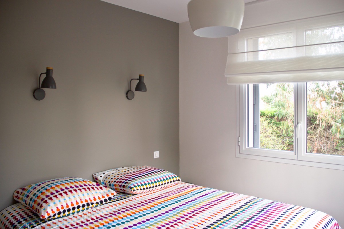 Chambre lumineuse avec double fenêtre