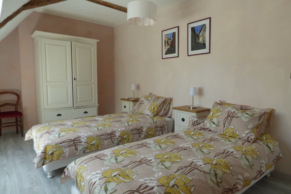 Chambre 3 étage 2 lits 90 ou un king size avec sur-matelas (pour le confort)