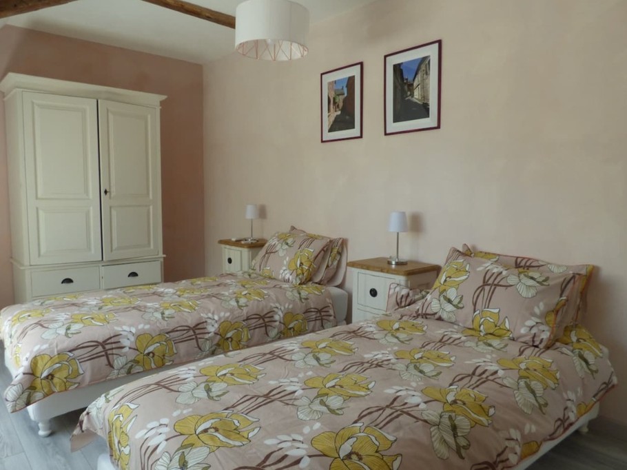 Chambre 3 étage 2 lits 90 ou un king size avec sur-matelas (pour le confort)