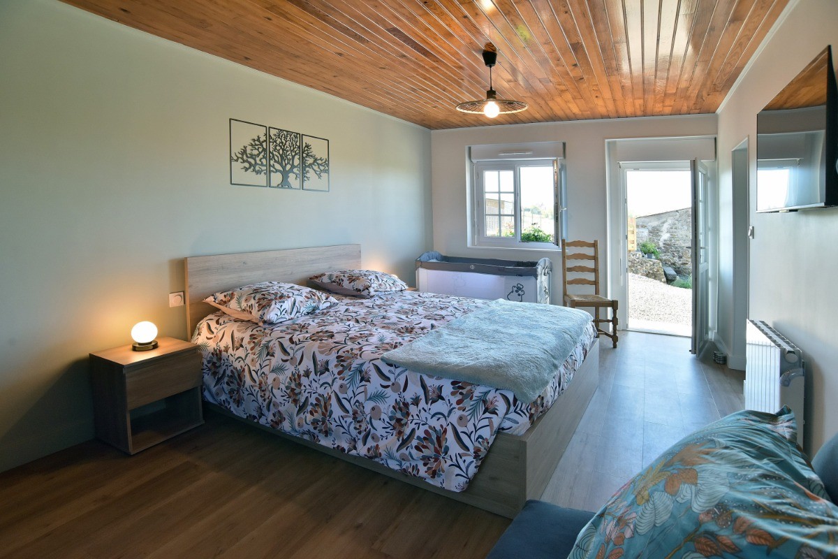 Chambre spacieuse de 16,5 m² avec lit grande dimension (160 x 200 cm), dressing. Lit bébé sur demande et chauffeuse pour 1 personne.