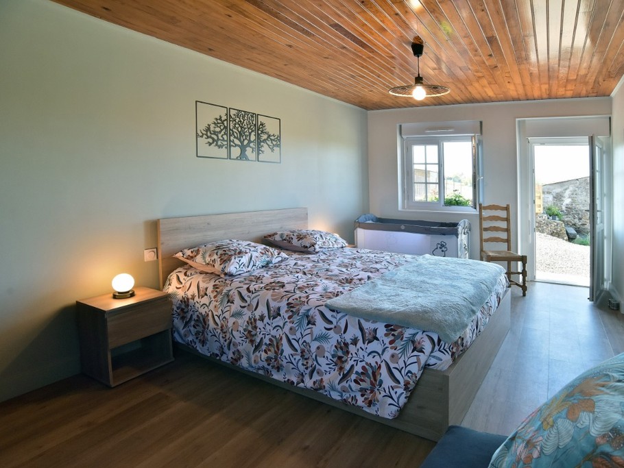 Chambre spacieuse de 16,5 m² avec lit grande dimension (160 x 200 cm), dressing. Lit bébé sur demande et chauffeuse pour 1 personne.