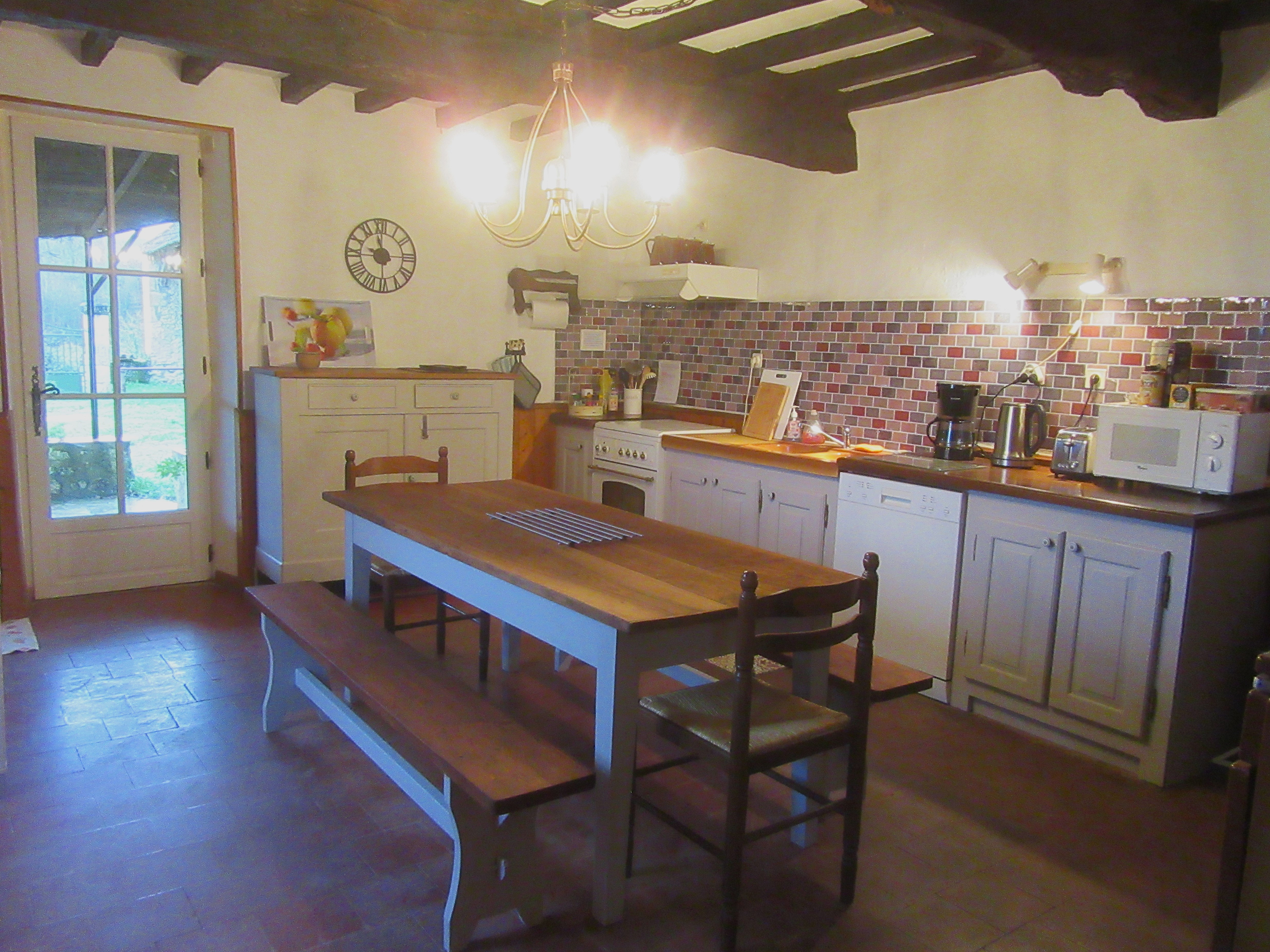 Cuisine spacieuse avec accès à la terrasse - gîte Chez Grand père