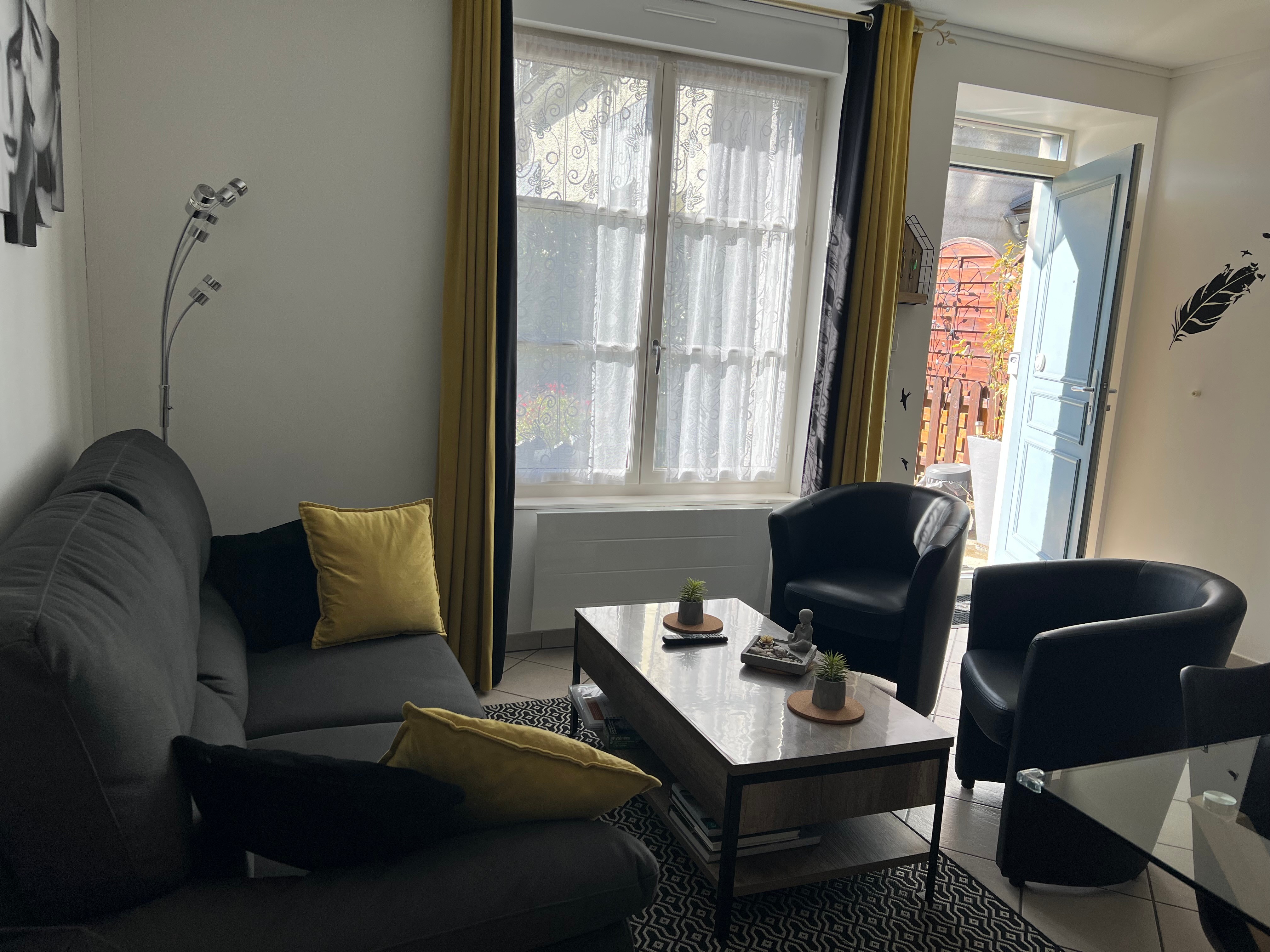 Coin salon et entrée du logement 