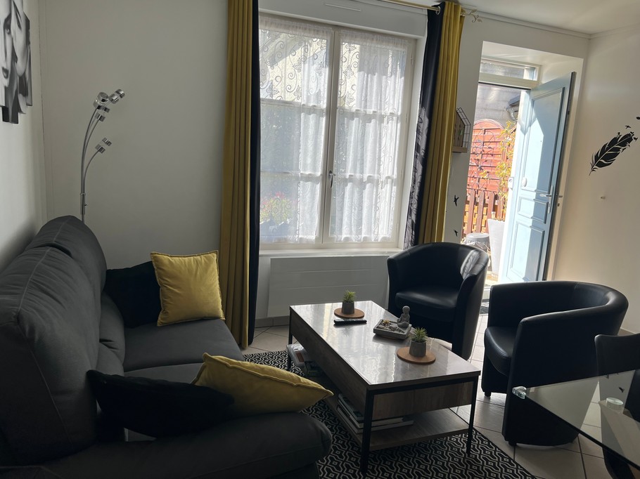 Coin salon et entrée du logement