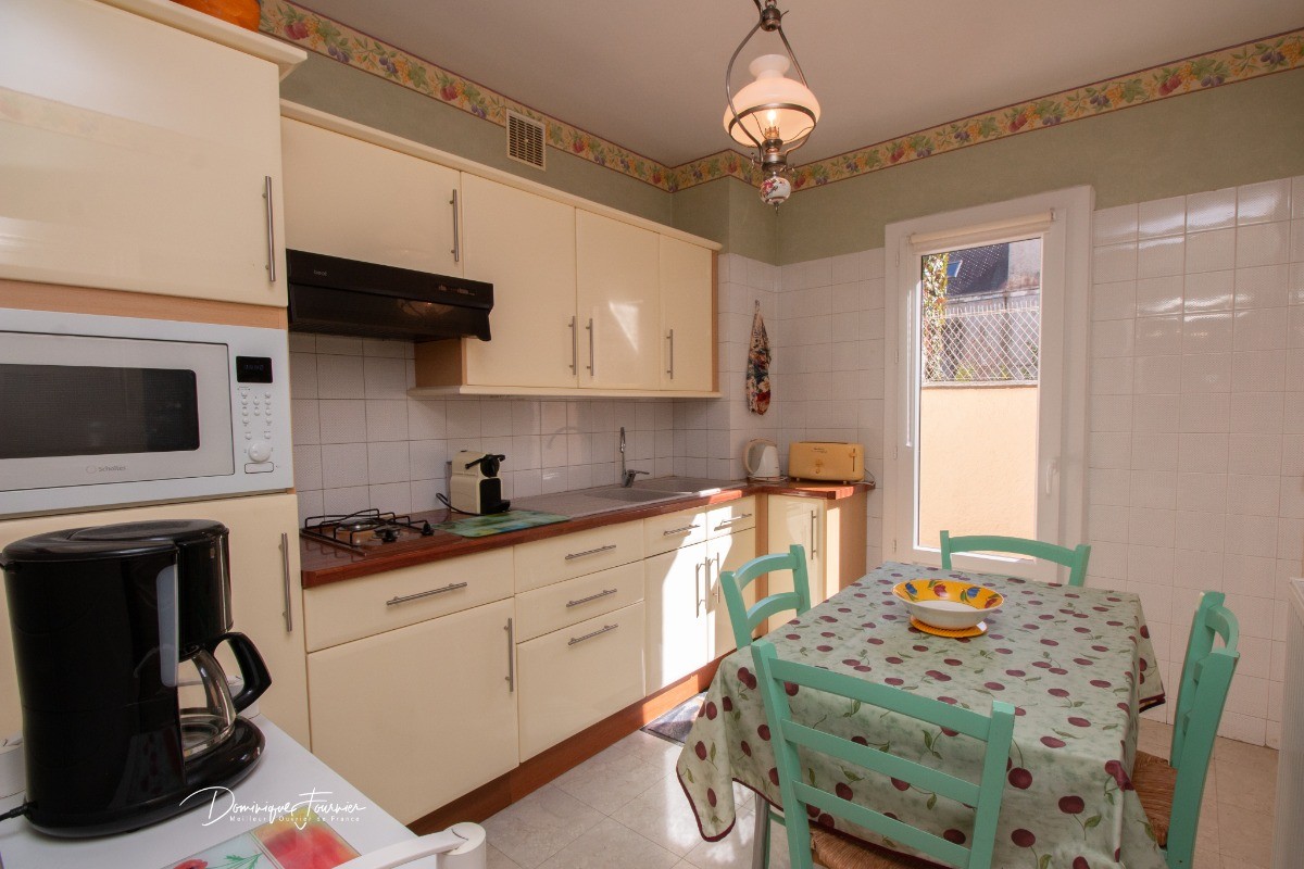 Cuisine équipée avec table à manger