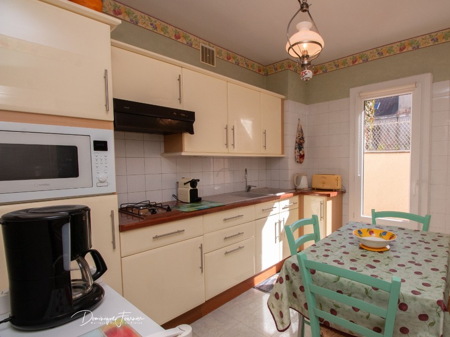 Cuisine équipée avec table à manger