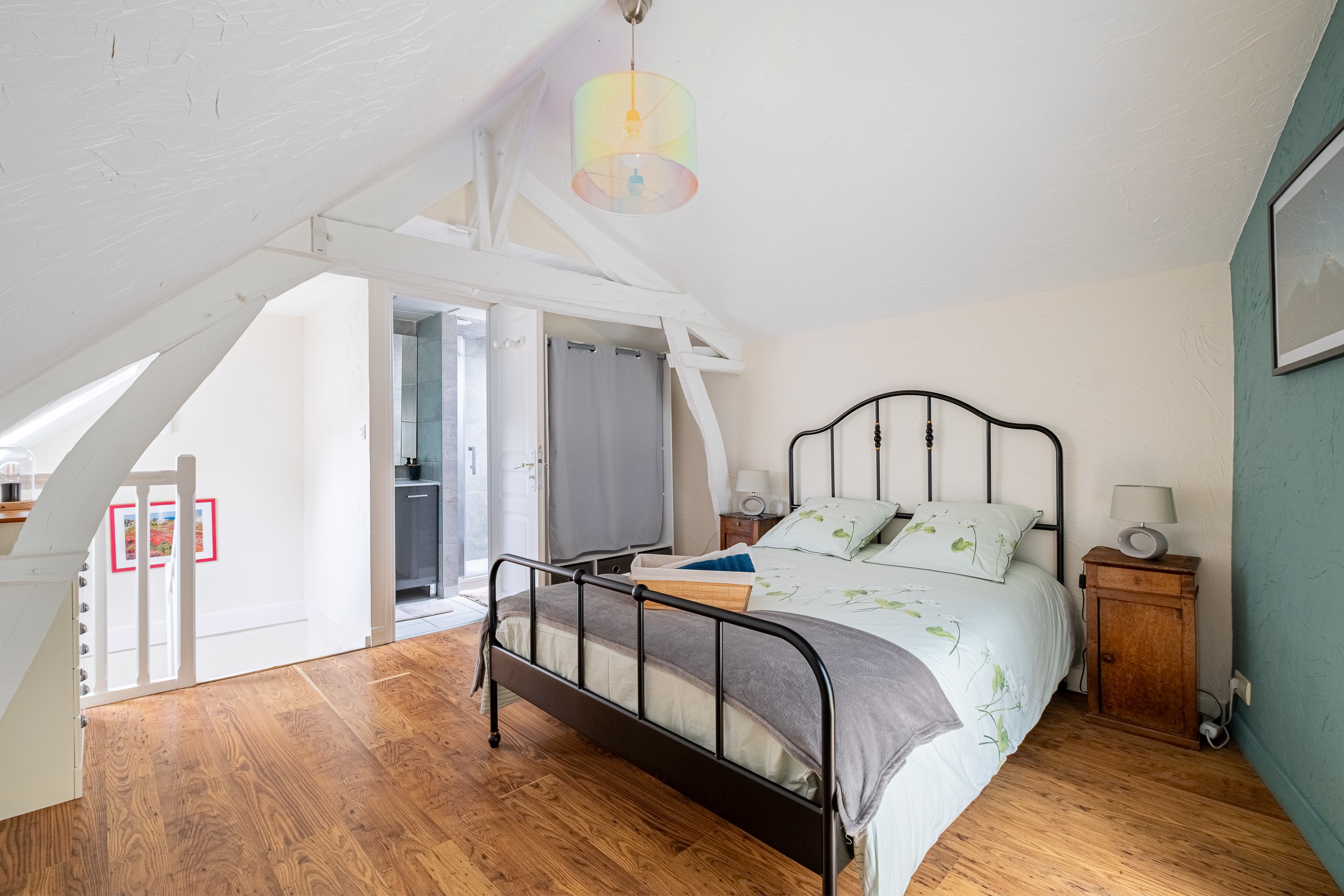 Chambre à l'étage pour 2 personnes avec salle d'eau attenante (lit 140x200 cm)