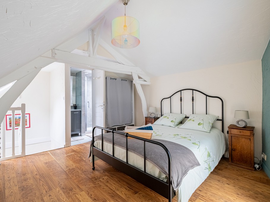 Chambre à l'étage pour 2 personnes avec salle d'eau attenante (lit 140x200 cm)