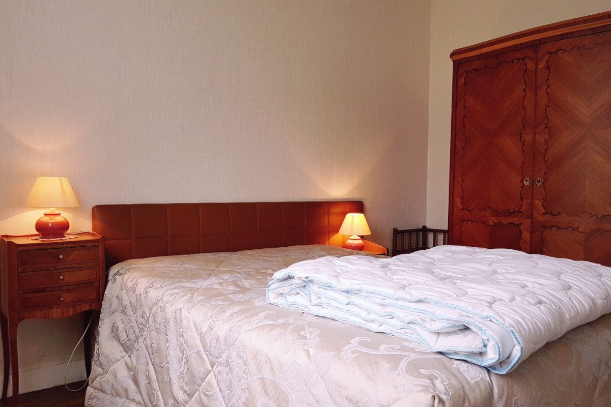 Chambre 2 : lit 140cm avec rangements