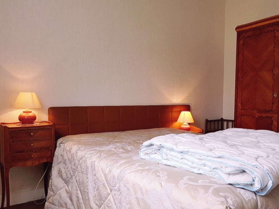 Chambre 2 : lit 140cm avec rangements