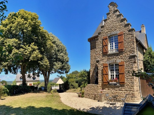 Manor house with 800 m² of wooded parkland