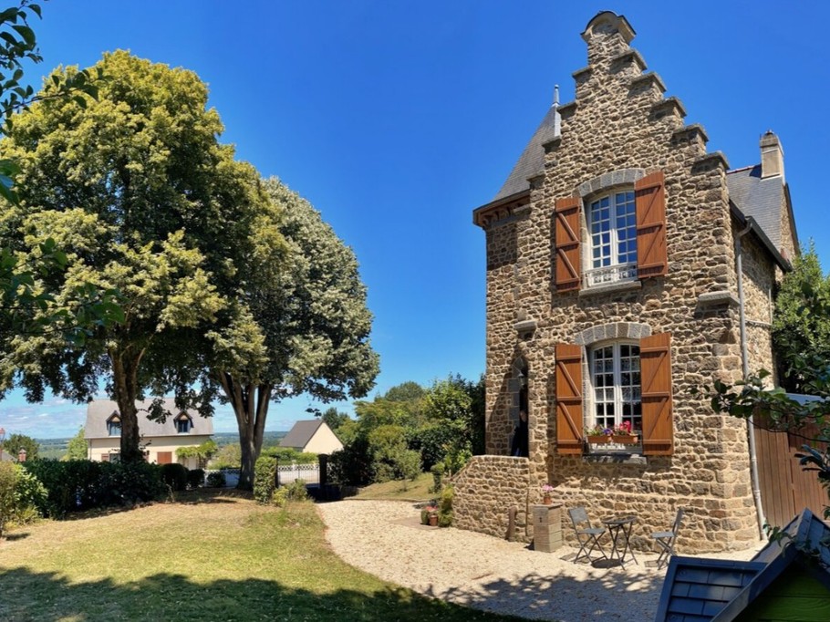 Manor house with 800 m² of wooded parkland