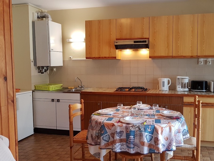 La cuisine aménagée et l'espace repas